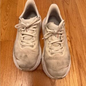 Hoka arahi 7 sneakers